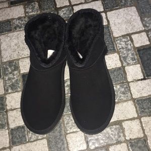 Classic mini woman’s black Ugg’s
